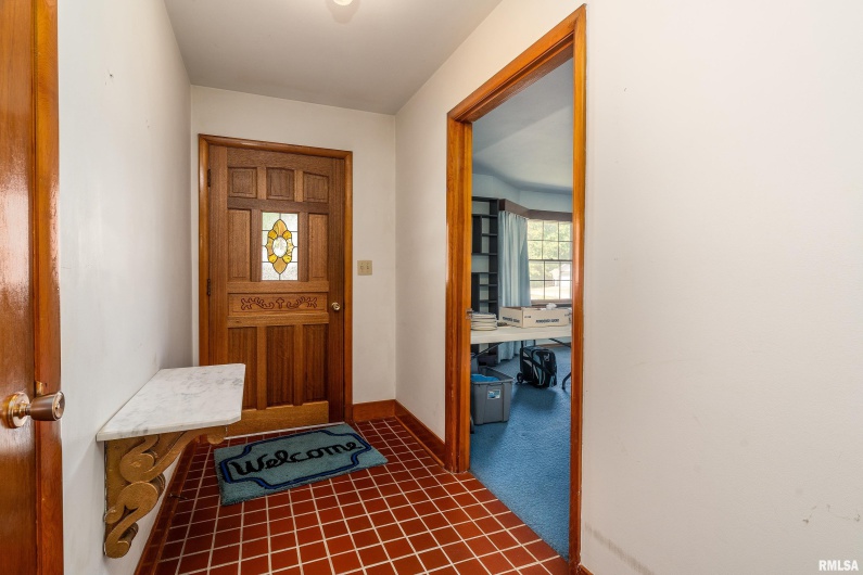 301 GLENVIEW Drive, Carbondale, Illinois 62901, 3 Bedrooms Bedrooms, 0 ,2 BathroomsBathrooms,Residential,For Sale,GLENVIEW,0,RMAEB458837