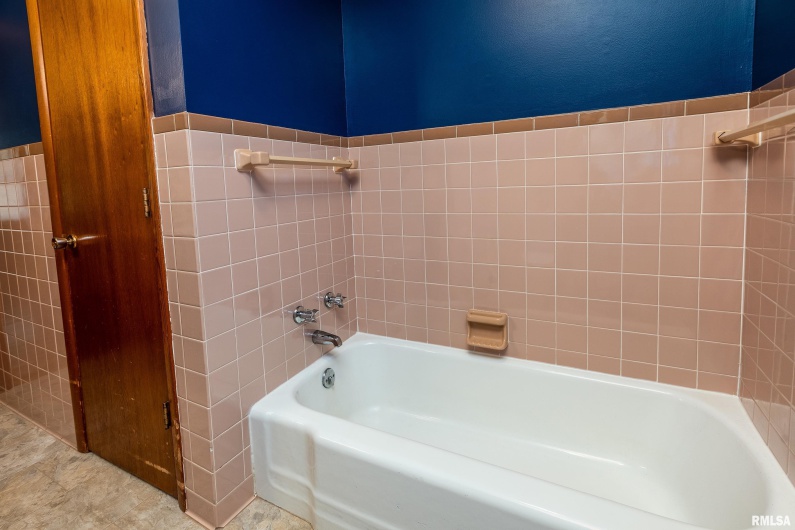 301 GLENVIEW Drive, Carbondale, Illinois 62901, 3 Bedrooms Bedrooms, 0 ,2 BathroomsBathrooms,Residential,For Sale,GLENVIEW,0,RMAEB458837