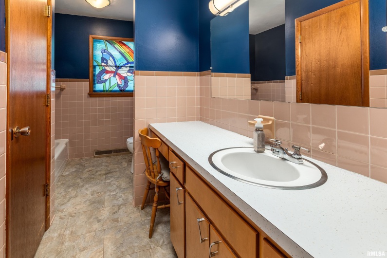 301 GLENVIEW Drive, Carbondale, Illinois 62901, 3 Bedrooms Bedrooms, 0 ,2 BathroomsBathrooms,Residential,For Sale,GLENVIEW,0,RMAEB458837