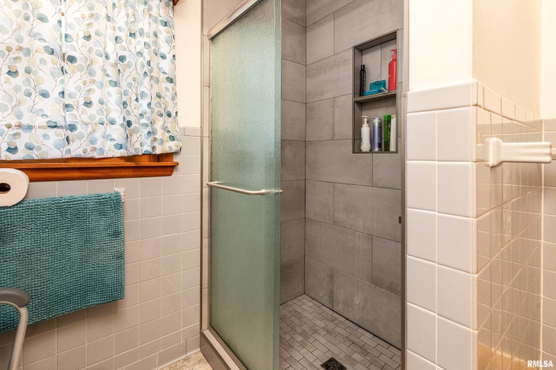 301 GLENVIEW Drive, Carbondale, Illinois 62901, 3 Bedrooms Bedrooms, 0 ,2 BathroomsBathrooms,Residential,For Sale,GLENVIEW,0,RMAEB458837