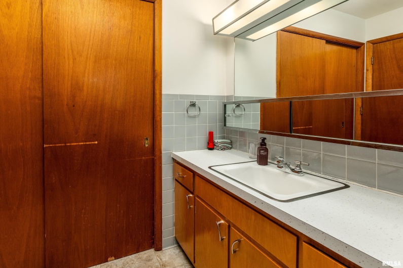 301 GLENVIEW Drive, Carbondale, Illinois 62901, 3 Bedrooms Bedrooms, 0 ,2 BathroomsBathrooms,Residential,For Sale,GLENVIEW,0,RMAEB458837