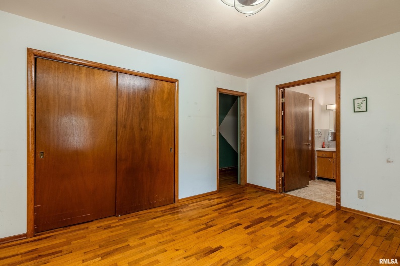 301 GLENVIEW Drive, Carbondale, Illinois 62901, 3 Bedrooms Bedrooms, 0 ,2 BathroomsBathrooms,Residential,For Sale,GLENVIEW,0,RMAEB458837