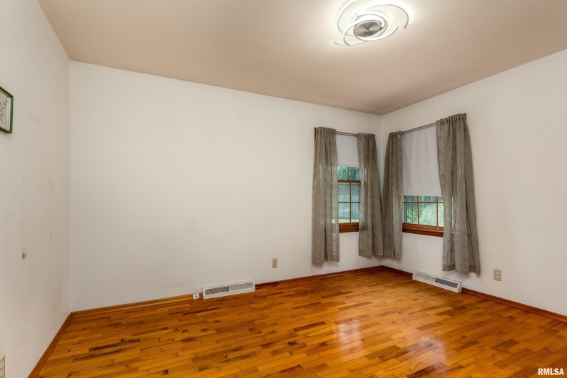 301 GLENVIEW Drive, Carbondale, Illinois 62901, 3 Bedrooms Bedrooms, 0 ,2 BathroomsBathrooms,Residential,For Sale,GLENVIEW,0,RMAEB458837