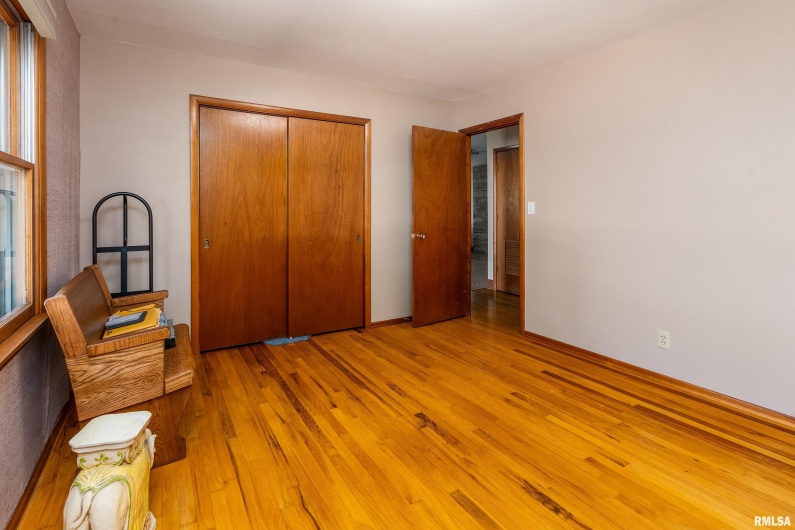 301 GLENVIEW Drive, Carbondale, Illinois 62901, 3 Bedrooms Bedrooms, 0 ,2 BathroomsBathrooms,Residential,For Sale,GLENVIEW,0,RMAEB458837