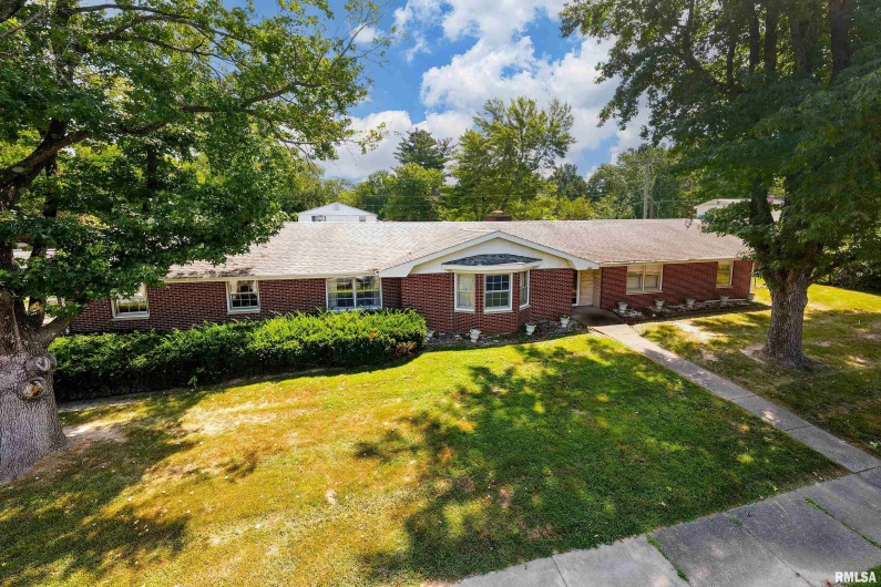 301 GLENVIEW Drive, Carbondale, Illinois 62901, 3 Bedrooms Bedrooms, 0 ,2 BathroomsBathrooms,Residential,For Sale,GLENVIEW,0,RMAEB458837