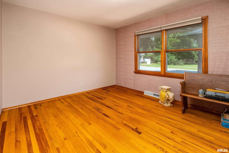 301 GLENVIEW Drive, Carbondale, Illinois 62901, 3 Bedrooms Bedrooms, 0 ,2 BathroomsBathrooms,Residential,For Sale,GLENVIEW,0,RMAEB458837