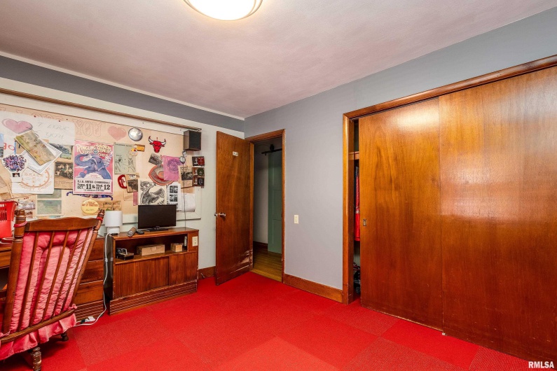 301 GLENVIEW Drive, Carbondale, Illinois 62901, 3 Bedrooms Bedrooms, 0 ,2 BathroomsBathrooms,Residential,For Sale,GLENVIEW,0,RMAEB458837