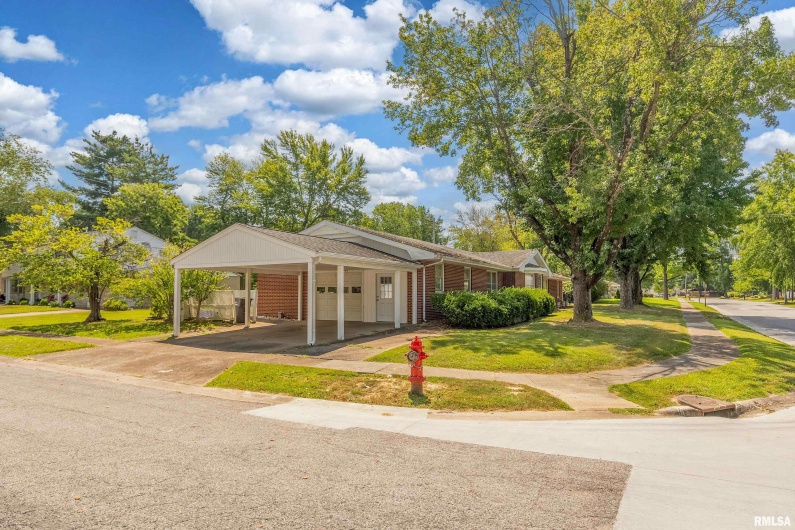 301 GLENVIEW Drive, Carbondale, Illinois 62901, 3 Bedrooms Bedrooms, 0 ,2 BathroomsBathrooms,Residential,For Sale,GLENVIEW,0,RMAEB458837