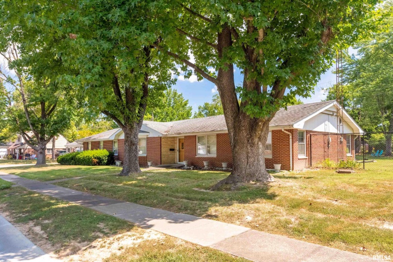 301 GLENVIEW Drive, Carbondale, Illinois 62901, 3 Bedrooms Bedrooms, 0 ,2 BathroomsBathrooms,Residential,For Sale,GLENVIEW,0,RMAEB458837