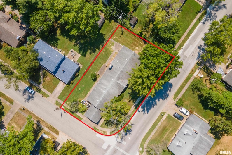 301 GLENVIEW Drive, Carbondale, Illinois 62901, 3 Bedrooms Bedrooms, 0 ,2 BathroomsBathrooms,Residential,For Sale,GLENVIEW,0,RMAEB458837
