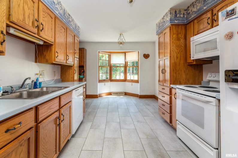 301 GLENVIEW Drive, Carbondale, Illinois 62901, 3 Bedrooms Bedrooms, 0 ,2 BathroomsBathrooms,Residential,For Sale,GLENVIEW,0,RMAEB458837