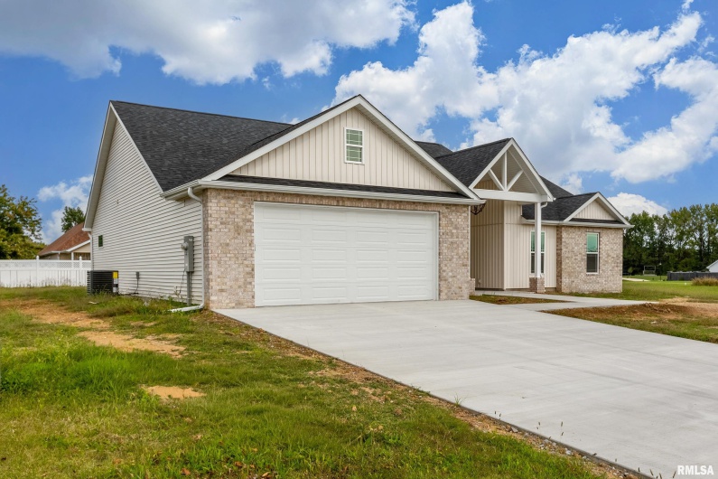 1106 HORIZON Drive, Marion, Illinois 62959, 4 Bedrooms Bedrooms, 0 ,2 BathroomsBathrooms,Residential,For Sale,HORIZON,0,RMAQC4268304