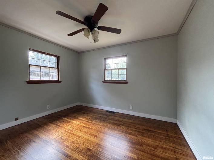 702 DIXON Avenue, Carbondale, Illinois 62901, 3 Bedrooms Bedrooms, 0 ,2 BathroomsBathrooms,Residential,For Sale,DIXON,0,RMAEB459986