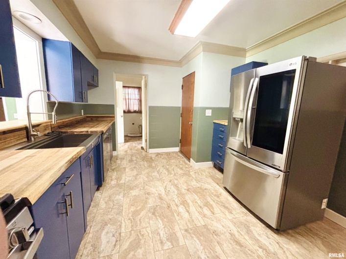 702 DIXON Avenue, Carbondale, Illinois 62901, 3 Bedrooms Bedrooms, 0 ,2 BathroomsBathrooms,Residential,For Sale,DIXON,0,RMAEB459986