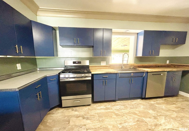 702 DIXON Avenue, Carbondale, Illinois 62901, 3 Bedrooms Bedrooms, 0 ,2 BathroomsBathrooms,Residential,For Sale,DIXON,0,RMAEB459986