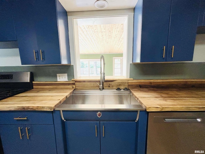 702 DIXON Avenue, Carbondale, Illinois 62901, 3 Bedrooms Bedrooms, 0 ,2 BathroomsBathrooms,Residential,For Sale,DIXON,0,RMAEB459986