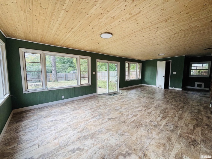 702 DIXON Avenue, Carbondale, Illinois 62901, 3 Bedrooms Bedrooms, 0 ,2 BathroomsBathrooms,Residential,For Sale,DIXON,0,RMAEB459986