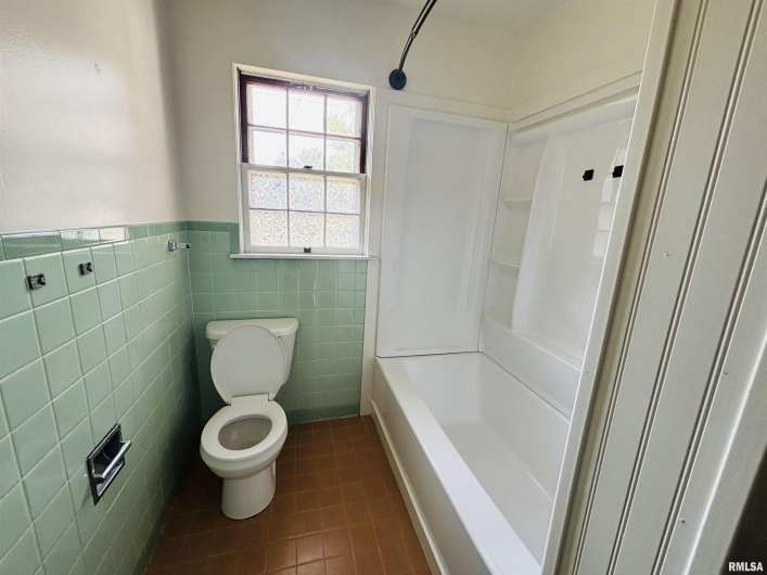 702 DIXON Avenue, Carbondale, Illinois 62901, 3 Bedrooms Bedrooms, 0 ,2 BathroomsBathrooms,Residential,For Sale,DIXON,0,RMAEB459986