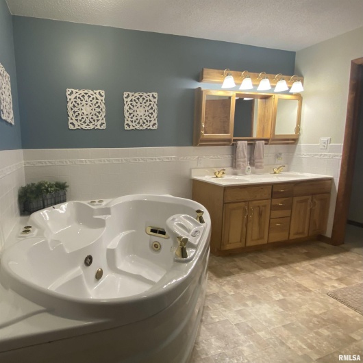 135 OAK Circle, Goreville, Illinois 62939, 3 Bedrooms Bedrooms, 0 ,2 BathroomsBathrooms,Residential,For Sale,OAK,0,RMAQC4268308
