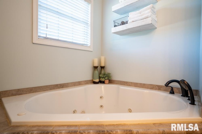 181 HANOVER Lane, Murphysboro, Illinois 62966, 4 Bedrooms Bedrooms, 0 ,3 BathroomsBathrooms,Residential,For Sale,HANOVER,0,RMAQC4268310