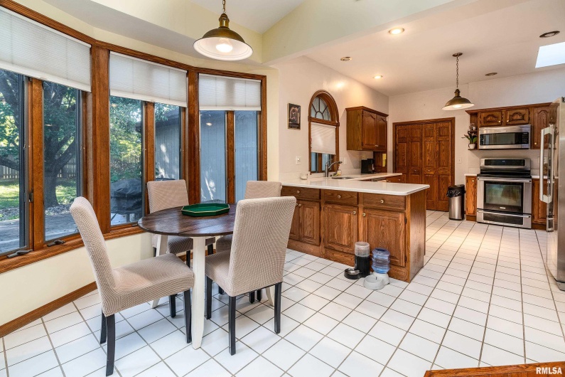 600 Deer Lake Drive West, Carbondale, Illinois 62901, 3 Bedrooms Bedrooms, 0 ,2 BathroomsBathrooms,Residential,For Sale,Deer Lake,0,RMAEB460105