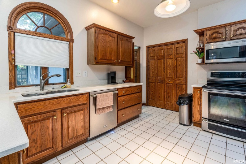 600 Deer Lake Drive West, Carbondale, Illinois 62901, 3 Bedrooms Bedrooms, 0 ,2 BathroomsBathrooms,Residential,For Sale,Deer Lake,0,RMAEB460105