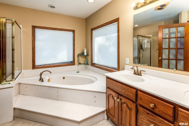600 Deer Lake Drive West, Carbondale, Illinois 62901, 3 Bedrooms Bedrooms, 0 ,2 BathroomsBathrooms,Residential,For Sale,Deer Lake,0,RMAEB460105