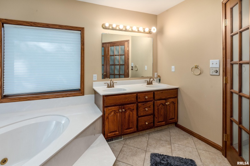 600 Deer Lake Drive West, Carbondale, Illinois 62901, 3 Bedrooms Bedrooms, 0 ,2 BathroomsBathrooms,Residential,For Sale,Deer Lake,0,RMAEB460105