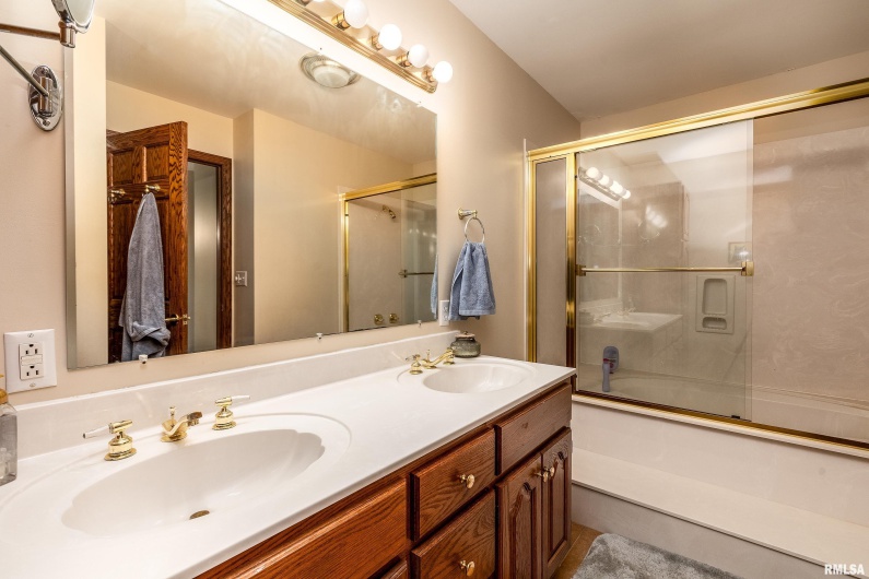600 Deer Lake Drive West, Carbondale, Illinois 62901, 3 Bedrooms Bedrooms, 0 ,2 BathroomsBathrooms,Residential,For Sale,Deer Lake,0,RMAEB460105