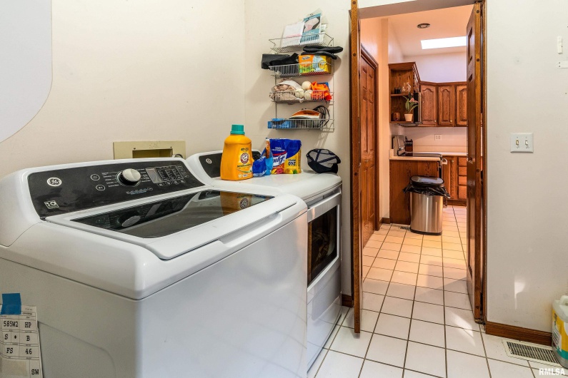 600 Deer Lake Drive West, Carbondale, Illinois 62901, 3 Bedrooms Bedrooms, 0 ,2 BathroomsBathrooms,Residential,For Sale,Deer Lake,0,RMAEB460105