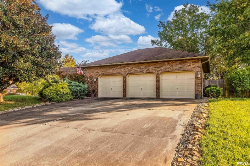 600 Deer Lake Drive West, Carbondale, Illinois 62901, 3 Bedrooms Bedrooms, 0 ,2 BathroomsBathrooms,Residential,For Sale,Deer Lake,0,RMAEB460105