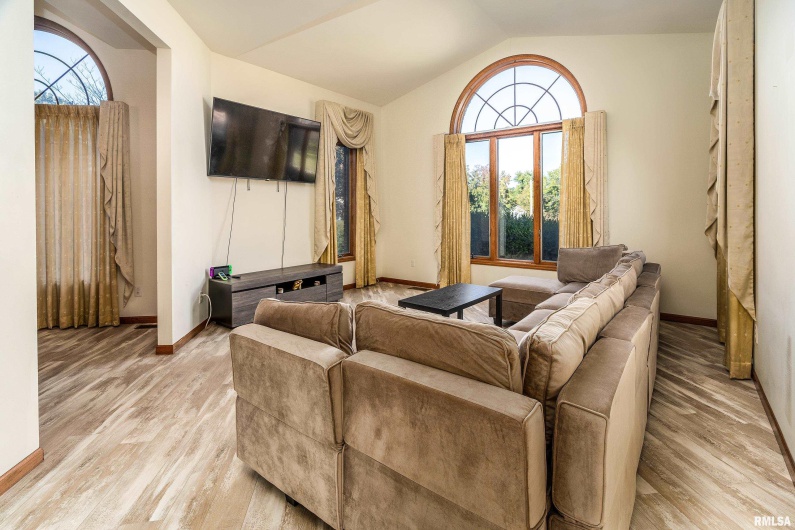 600 Deer Lake Drive West, Carbondale, Illinois 62901, 3 Bedrooms Bedrooms, 0 ,2 BathroomsBathrooms,Residential,For Sale,Deer Lake,0,RMAEB460105