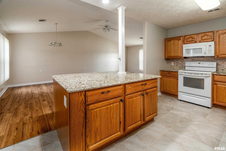 1500 APACHE Drive, Marion, Illinois 62959, 3 Bedrooms Bedrooms, 0 ,2 BathroomsBathrooms,Residential,For Sale,APACHE,0,RMAQC4268351