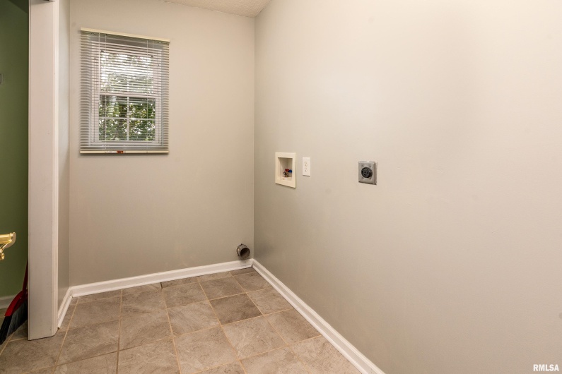 1500 APACHE Drive, Marion, Illinois 62959, 3 Bedrooms Bedrooms, 0 ,2 BathroomsBathrooms,Residential,For Sale,APACHE,0,RMAQC4268351