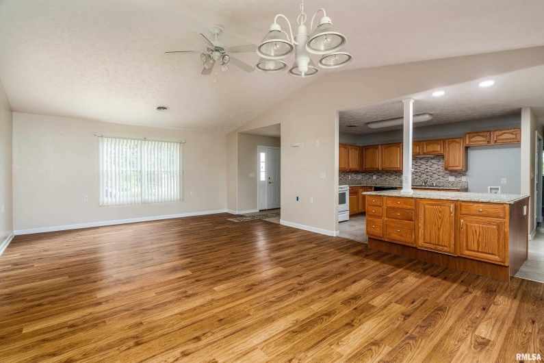 1500 APACHE Drive, Marion, Illinois 62959, 3 Bedrooms Bedrooms, 0 ,2 BathroomsBathrooms,Residential,For Sale,APACHE,0,RMAQC4268351