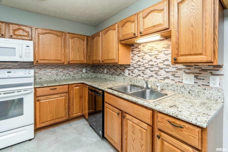 1500 APACHE Drive, Marion, Illinois 62959, 3 Bedrooms Bedrooms, 0 ,2 BathroomsBathrooms,Residential,For Sale,APACHE,0,RMAQC4268351