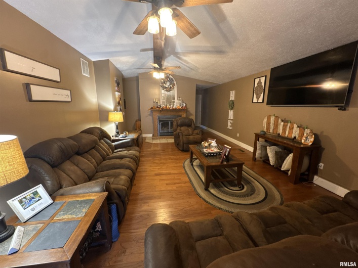 564 PLEASANT Lane, Jonesboro, Illinois 62952, 4 Bedrooms Bedrooms, 0 ,2 BathroomsBathrooms,Residential,For Sale,PLEASANT,0,RMAEB460110