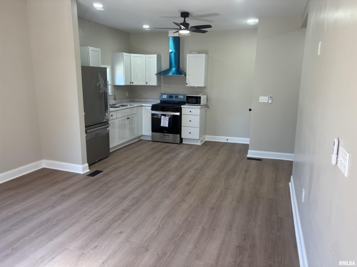 312 SYCAMORE Street, Carbondale, Illinois 62901, 3 Bedrooms Bedrooms, 0 ,2 BathroomsBathrooms,Residential,For Sale,SYCAMORE,0,RMAEB460121