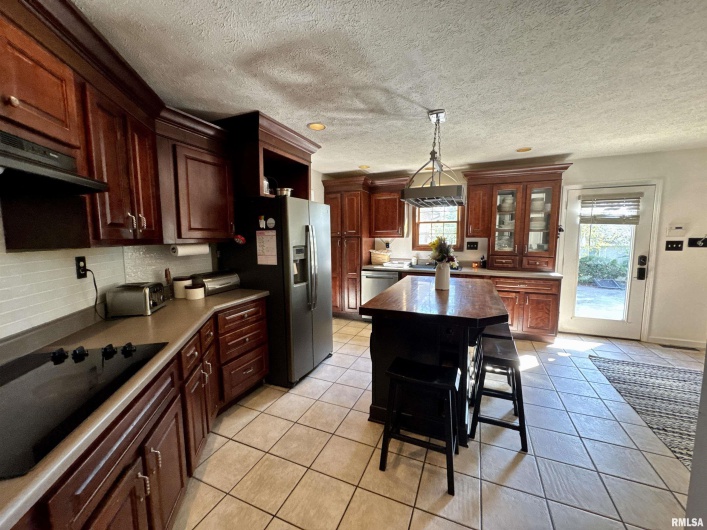 1801 COLONIAL Drive, Marion, Illinois 62959, 3 Bedrooms Bedrooms, 0 ,3 BathroomsBathrooms,Residential,For Sale,COLONIAL,0,RMAEB460134