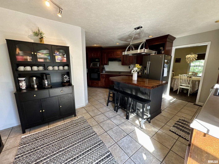 1801 COLONIAL Drive, Marion, Illinois 62959, 3 Bedrooms Bedrooms, 0 ,3 BathroomsBathrooms,Residential,For Sale,COLONIAL,0,RMAEB460134