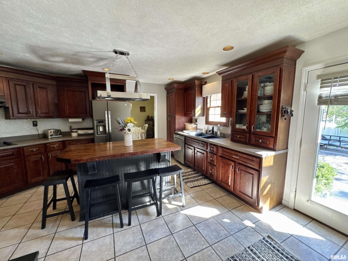 1801 COLONIAL Drive, Marion, Illinois 62959, 3 Bedrooms Bedrooms, 0 ,3 BathroomsBathrooms,Residential,For Sale,COLONIAL,0,RMAEB460134