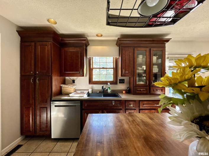 1801 COLONIAL Drive, Marion, Illinois 62959, 3 Bedrooms Bedrooms, 0 ,3 BathroomsBathrooms,Residential,For Sale,COLONIAL,0,RMAEB460134