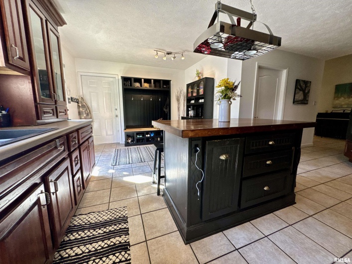 1801 COLONIAL Drive, Marion, Illinois 62959, 3 Bedrooms Bedrooms, 0 ,3 BathroomsBathrooms,Residential,For Sale,COLONIAL,0,RMAEB460134
