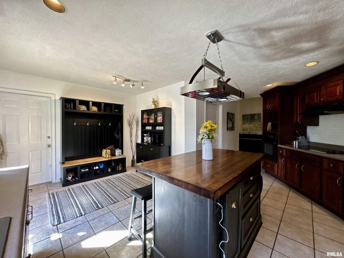 1801 COLONIAL Drive, Marion, Illinois 62959, 3 Bedrooms Bedrooms, 0 ,3 BathroomsBathrooms,Residential,For Sale,COLONIAL,0,RMAEB460134