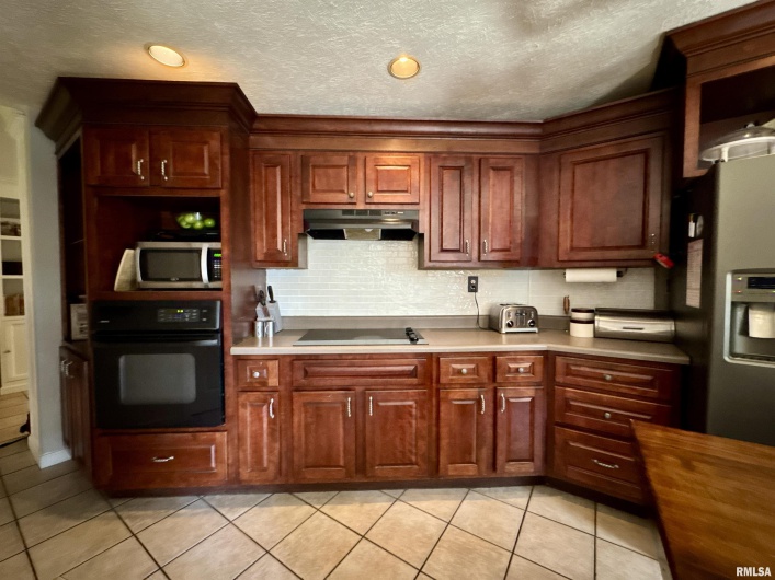 1801 COLONIAL Drive, Marion, Illinois 62959, 3 Bedrooms Bedrooms, 0 ,3 BathroomsBathrooms,Residential,For Sale,COLONIAL,0,RMAEB460134