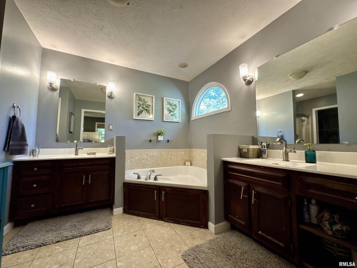1801 COLONIAL Drive, Marion, Illinois 62959, 3 Bedrooms Bedrooms, 0 ,3 BathroomsBathrooms,Residential,For Sale,COLONIAL,0,RMAEB460134