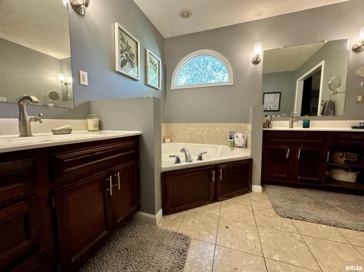 1801 COLONIAL Drive, Marion, Illinois 62959, 3 Bedrooms Bedrooms, 0 ,3 BathroomsBathrooms,Residential,For Sale,COLONIAL,0,RMAEB460134