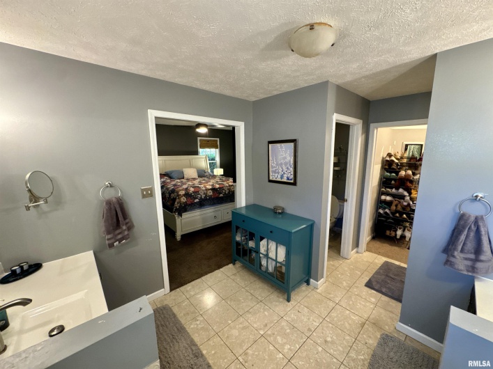1801 COLONIAL Drive, Marion, Illinois 62959, 3 Bedrooms Bedrooms, 0 ,3 BathroomsBathrooms,Residential,For Sale,COLONIAL,0,RMAEB460134