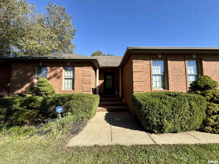 1801 COLONIAL Drive, Marion, Illinois 62959, 3 Bedrooms Bedrooms, 0 ,3 BathroomsBathrooms,Residential,For Sale,COLONIAL,0,RMAEB460134