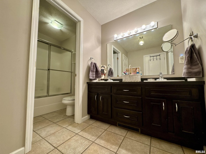 1801 COLONIAL Drive, Marion, Illinois 62959, 3 Bedrooms Bedrooms, 0 ,3 BathroomsBathrooms,Residential,For Sale,COLONIAL,0,RMAEB460134